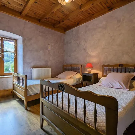 D'hotes En Ferme Restauree Avec Piscine Et Espace Pour Groupes - Fr-1-582-504 * Retournac