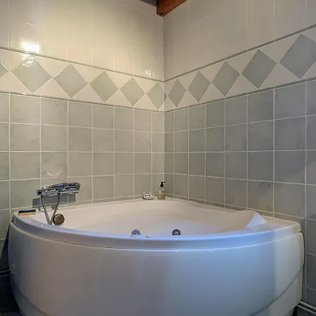 D'hotes En Ferme Restauree Avec Piscine Et Espace Pour Groupes - Fr-1-582-504 Frühstückspension *